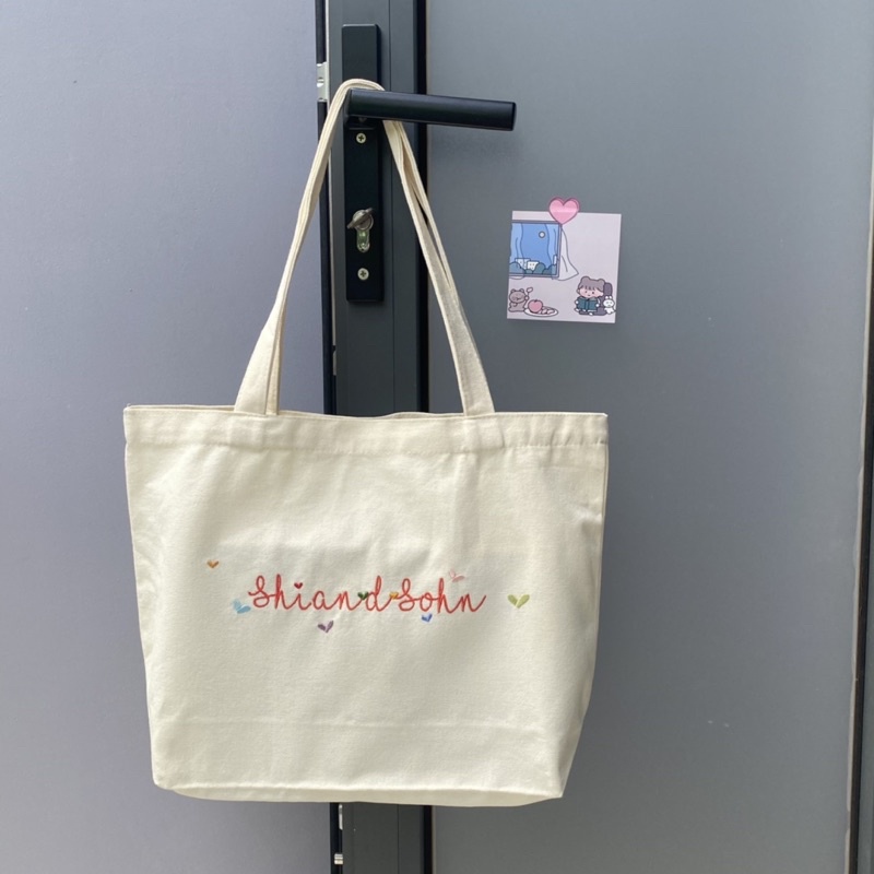 Túi vải đeo vai thêu theo mẫu.