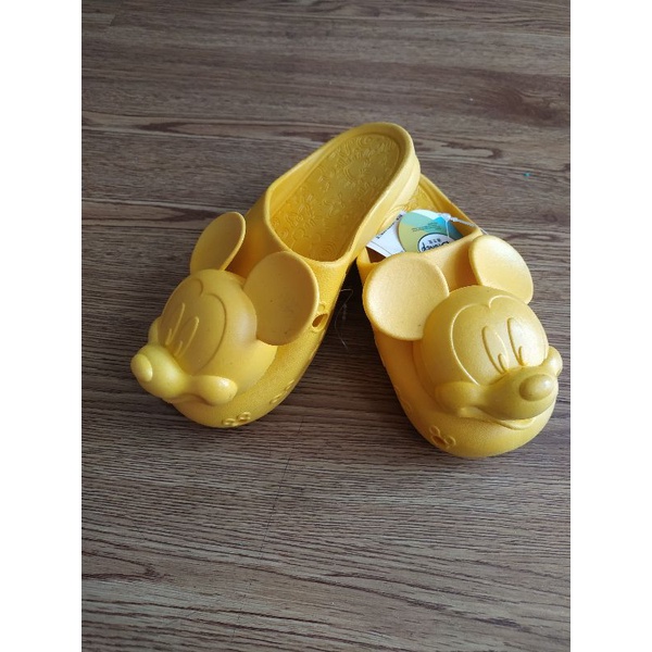 Dép sục cho bé.