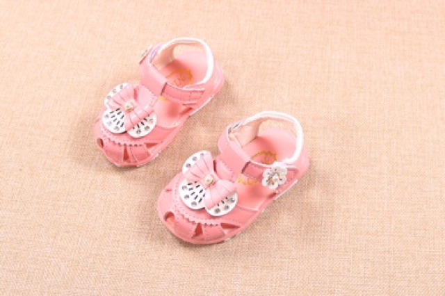 sandal bé gái size 15-16 da PU phủ bóng