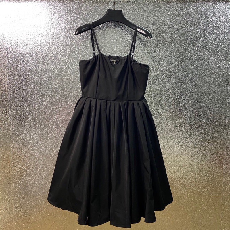 Váy quây Prada hàng cao cấp thiết kế 2 dây có khóa kéo phía sau siêu đẹp