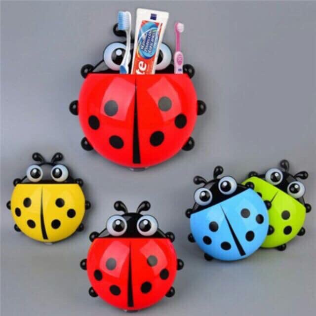 BỌ RÙA VÀ RÙA ĐỰNG BÀN CHẢI VÀ KEM ĐÁNH RĂNG .