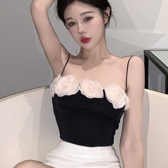 Áo thun nữ kiểu croptop hai dây mảnh phối hoa to mặt trước siêu đẹp