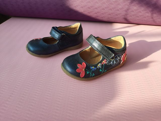 Giày xuất cho bé