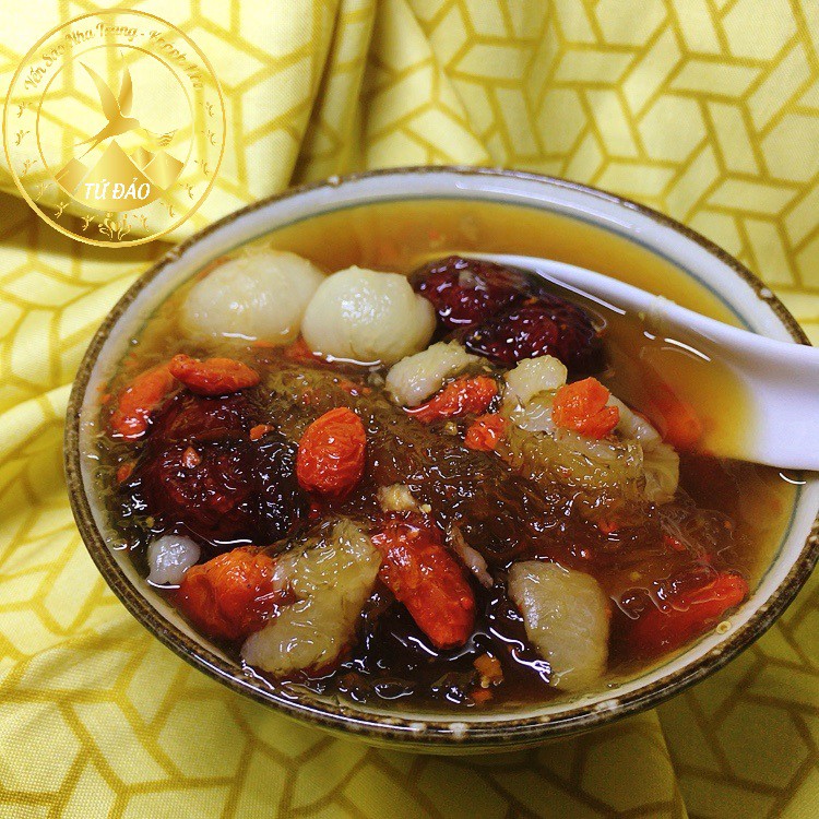 Thố sứ 450ml kèm gắp inox chống bỏng và nguyên liệu chưng yến 5 món caocấp Đường phèn Hạt chia Úc Táo đỏ Long nhãn Kỷ tử | BigBuy360 - bigbuy360.vn