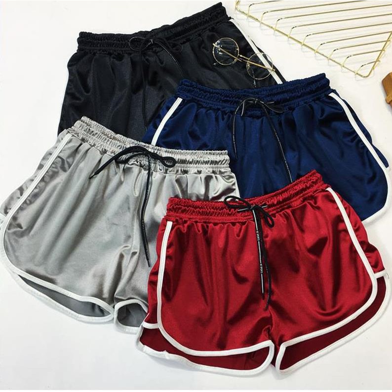 Quần ngắn thể thao thiết kế ống rộng độc đáo cho phái nữ