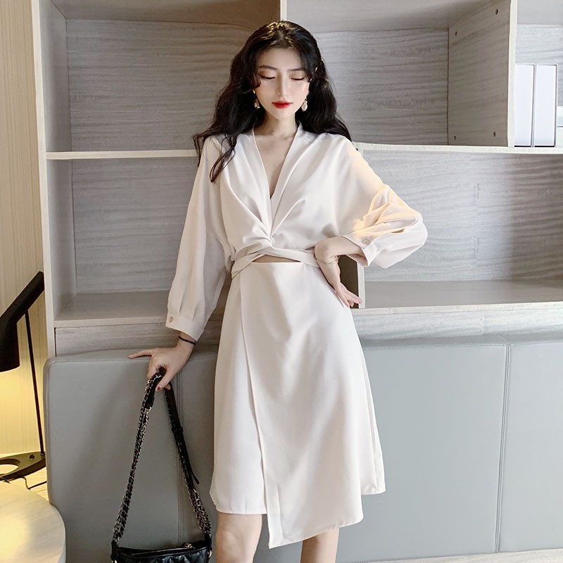 Đầm dáng xòe cổ sâu phong cách quyến rũ thanh lịch dành cho nữ