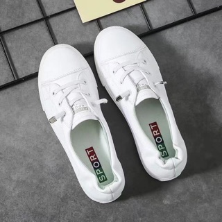 Giày slip on trắng dáng thể thao