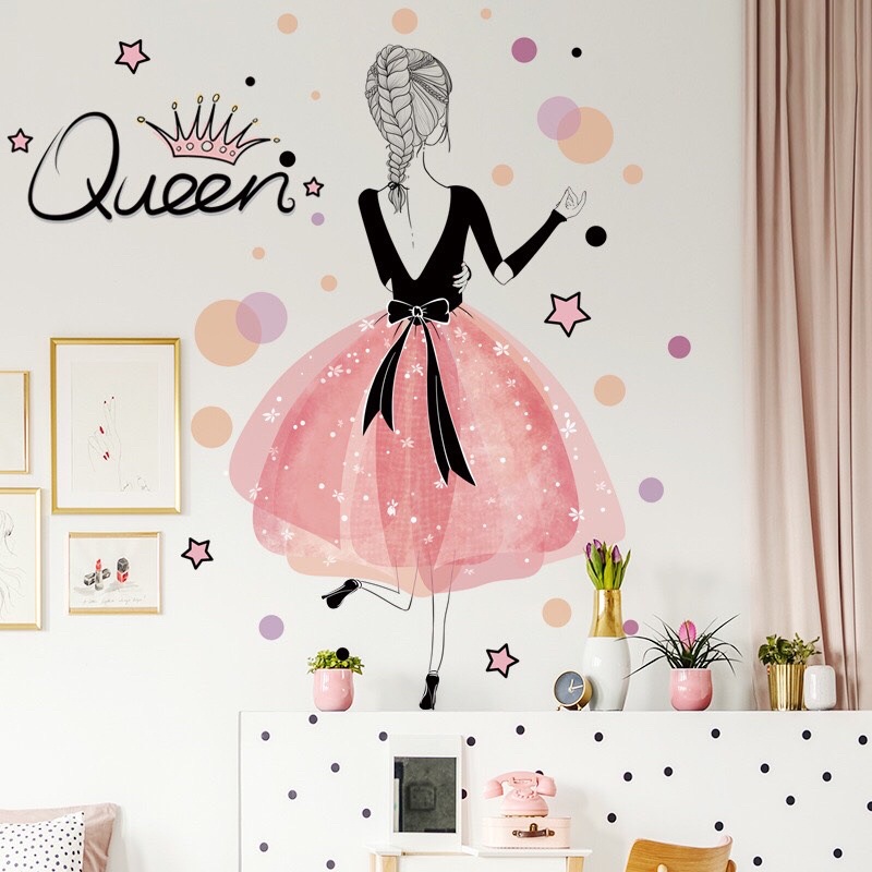 Decal tranh dán tường cô gái váy hồng xinh xắn.