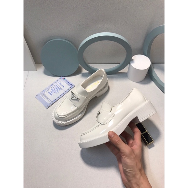 Giày lười đế cao nữ da trơn bóng logo tam giác đính hoạ tiết prada