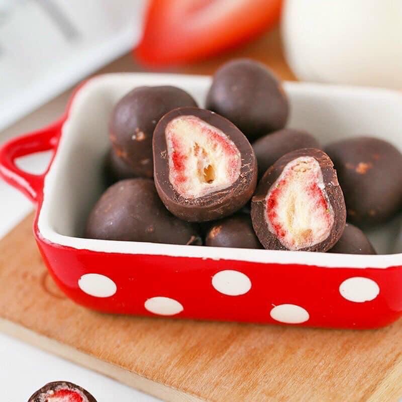 Kẹo Socola Bọc Dâu Tây Sấy