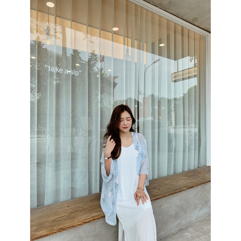 Áo khoác kimono hoa nền xanh | BigBuy360 - bigbuy360.vn