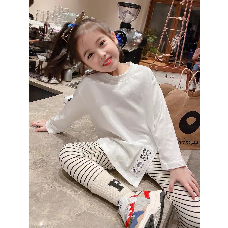 Bộ bé gái áo cotton trắng thụng dáng dài và quần legging kẻ XHN1044