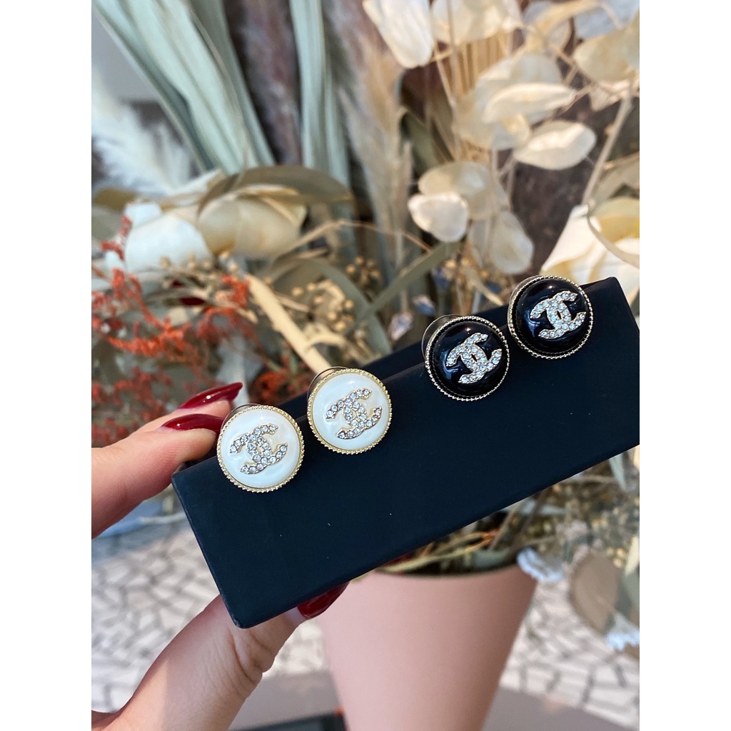 Dây Chuyền Hai Màu Trắng Đen Đính Nút Tròn Và Bông Tai Phong Cách Mới