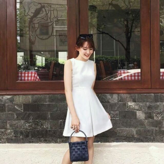 Đầm trắng dottie