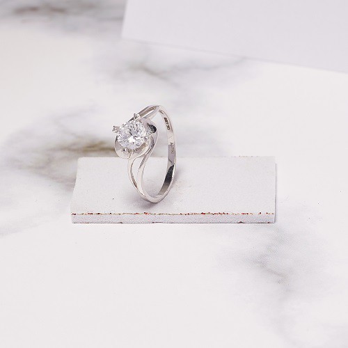 Nhẫn đính hôn gắn đá vàng 18k 610 - ANCARAT