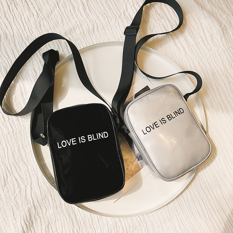Túi đeo chéo Love is Blind