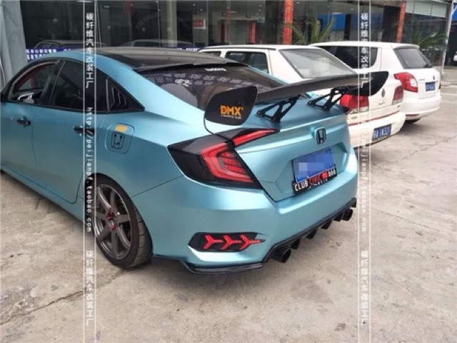 Đuôi gió thể thao chất liệu các bon