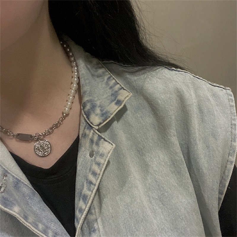 Dây chuyền thép titan mặt đĩa tròn đính ngọc trai thời trang