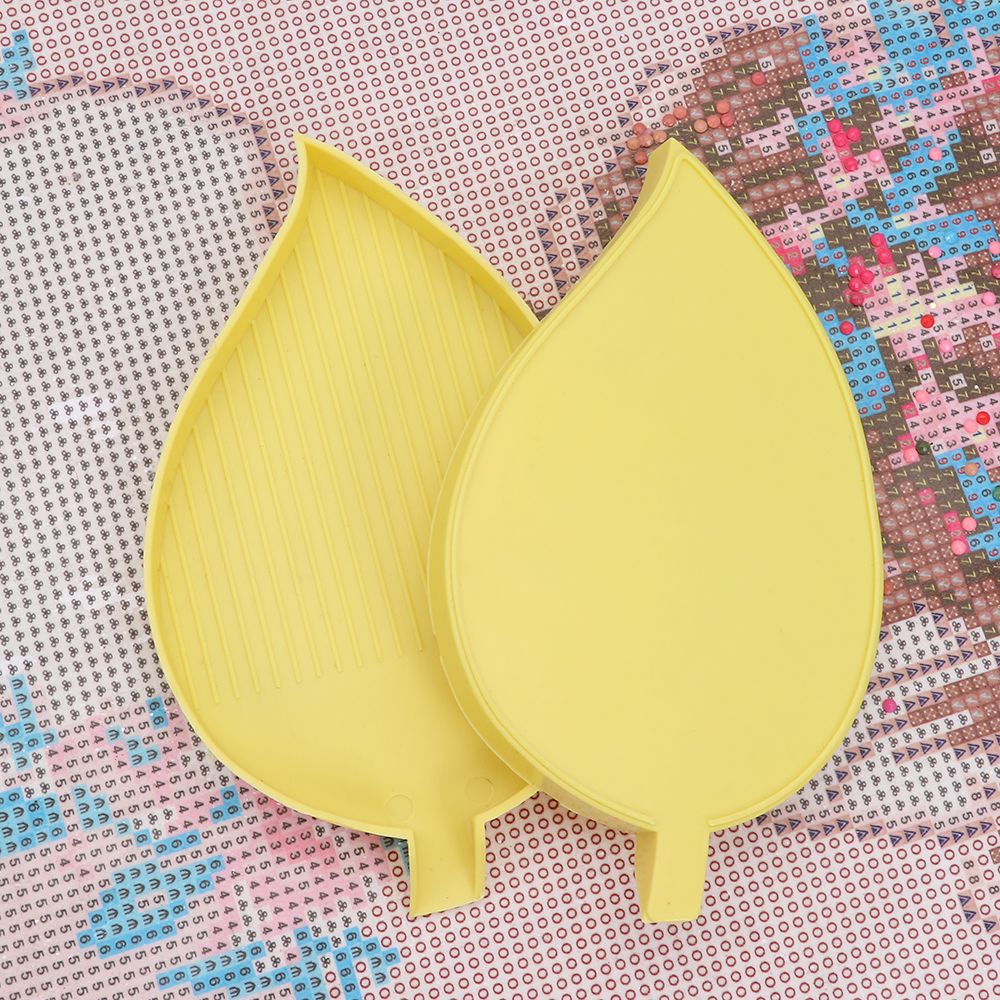 Khay Nhựa Hình Chiếc Lá Dùng Để Đựng Đá Trang Trí Móng Tay Tiện Lợi