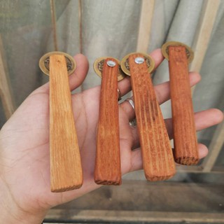 Đồng xu cạo gió cán gỗ (9cm)
