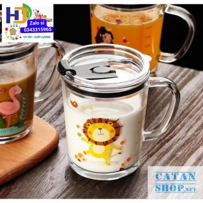Ly chịu nhiệt thủy tinh chia vạch có nắp (tặng kèm ống hút), cốc ly pha sữa cho bé (mẫu ngẫu nhiên)