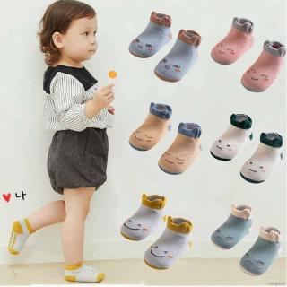 Vớ có đế chống trượt với họa tiết hoạt hình dùng cho trẻ nhỏ