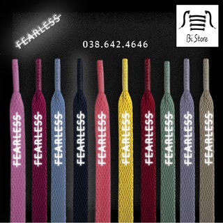 Dây giày dẹt có chữ FEARLESS phản quang ở đuôi