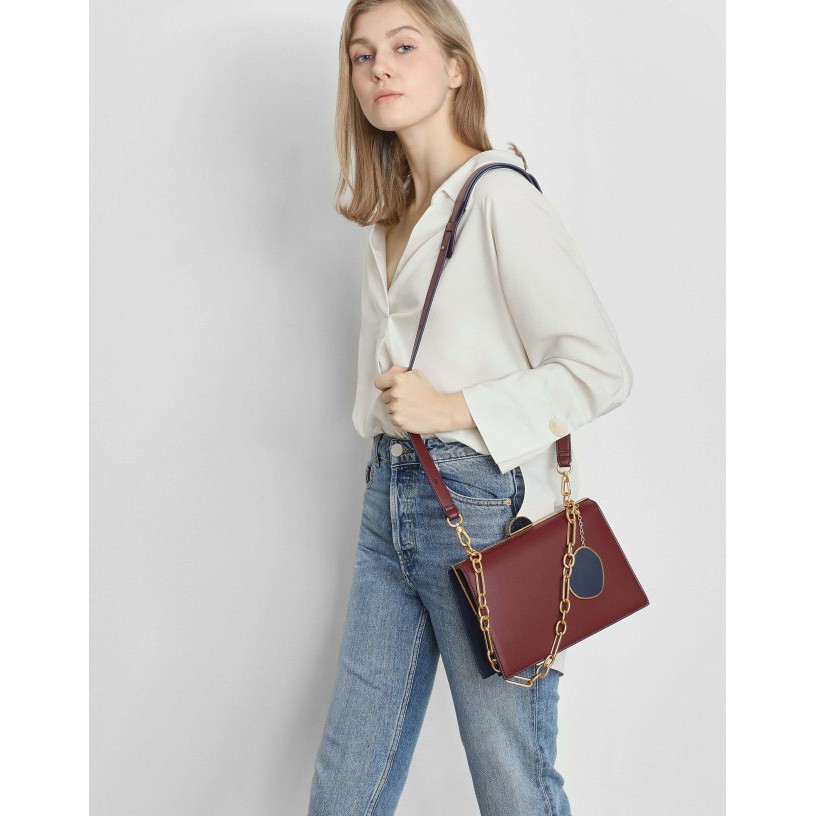 Charles and Keith khoá cài