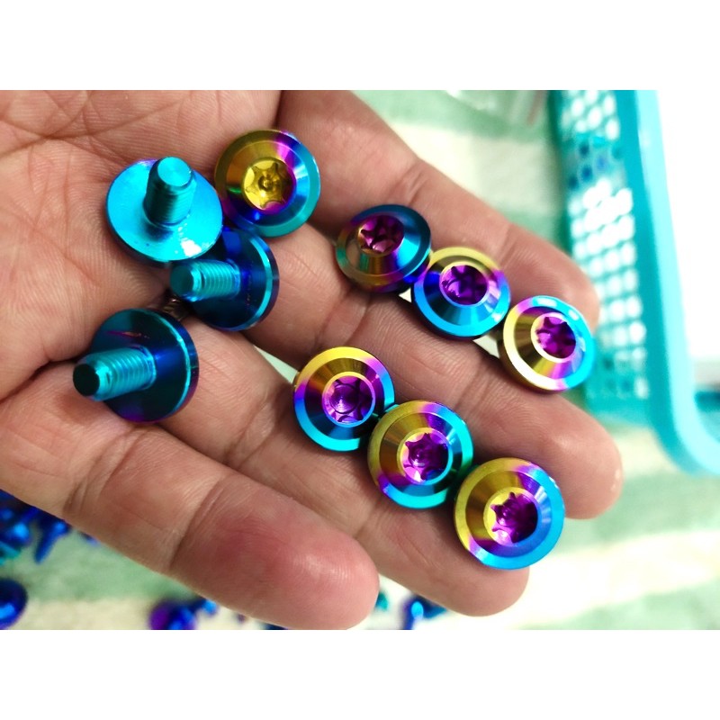 1 con ốc titan gr5 6li10 màu như hình gắn nón bảo hiểm và thông dụng các loại xe