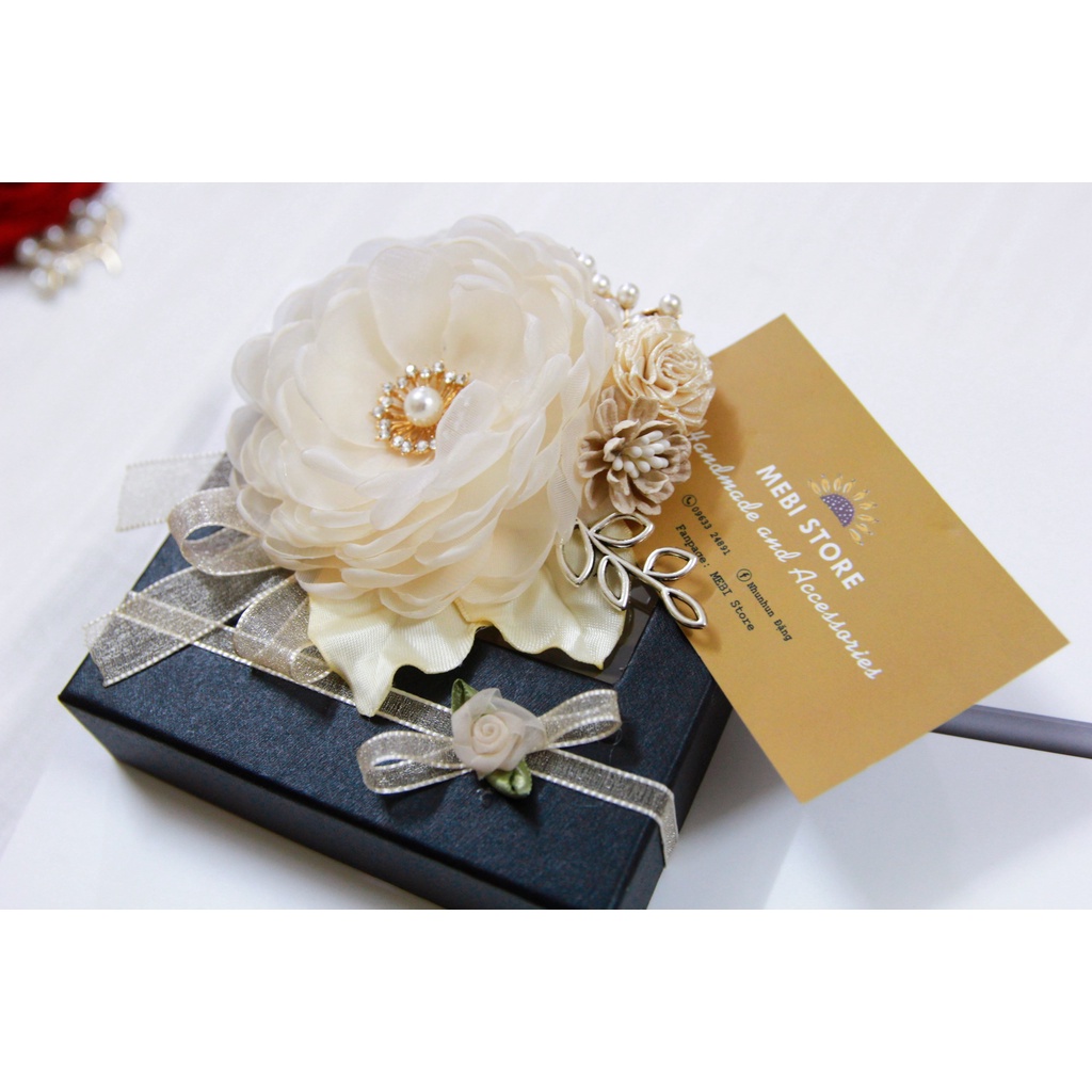Hoa cài áo handmade, cài váy cao cấp mẫu hoa voan đôt cánh xếp tầng mix hoa nhí màu kem NOBOX