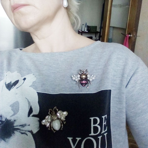 Ghim Cài Áo Hình Con Ong Đính Ngọc Trai Nhân Tạo Thời Trang
