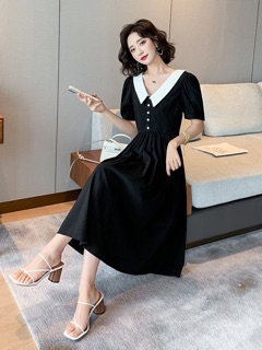 Váy đen cổ bẻ