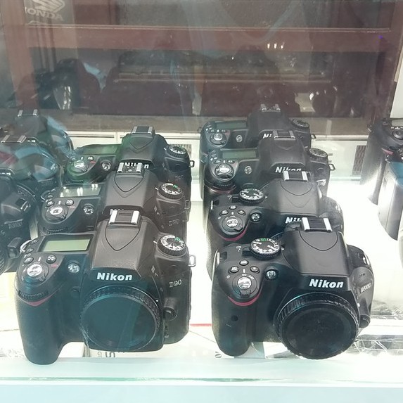 Máy Ảnh ống kính rời kĩ thuật số Nikon D200 . | BigBuy360 - bigbuy360.vn