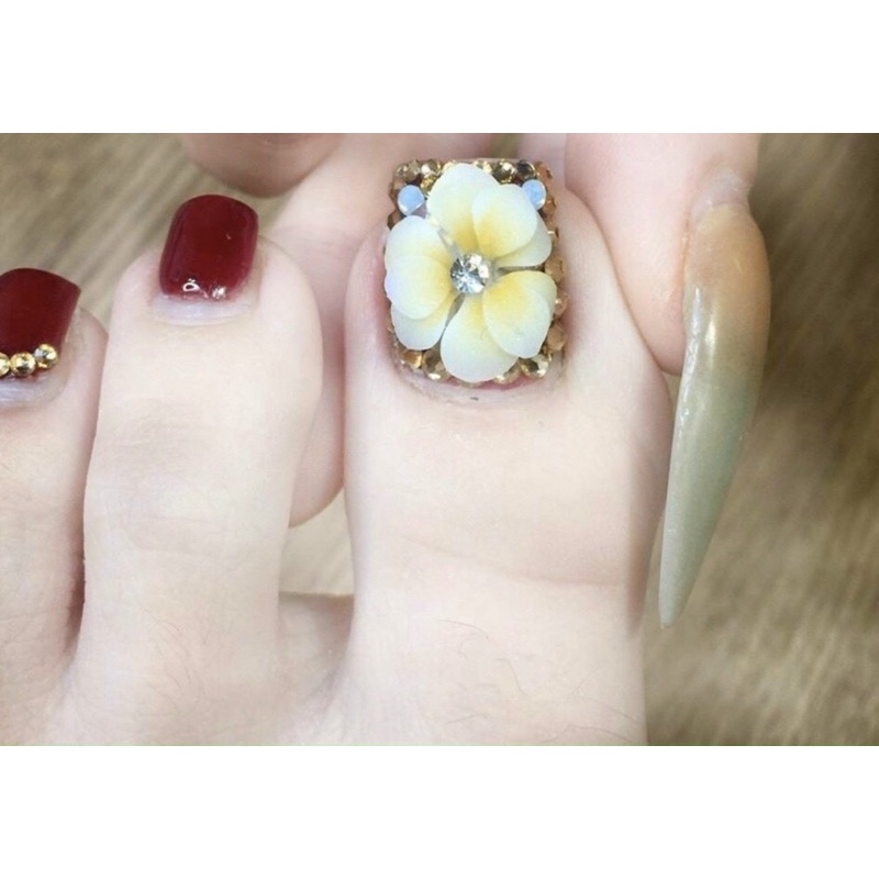 Hoa bột ôm móng tay chân