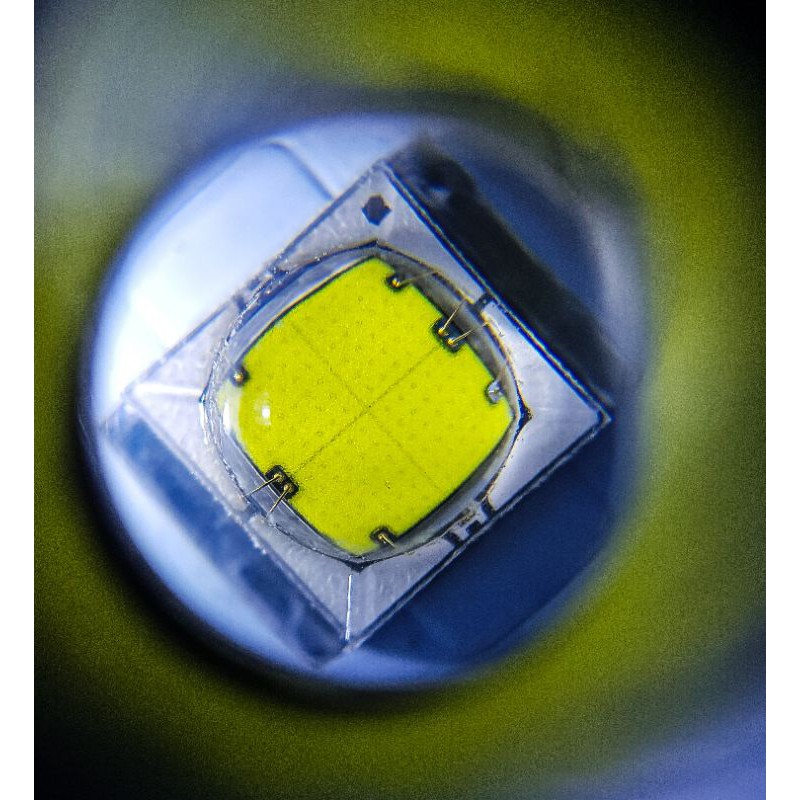 Đèn pin c8 SST70 36w quang thông 4000 lumen.pin 26650.