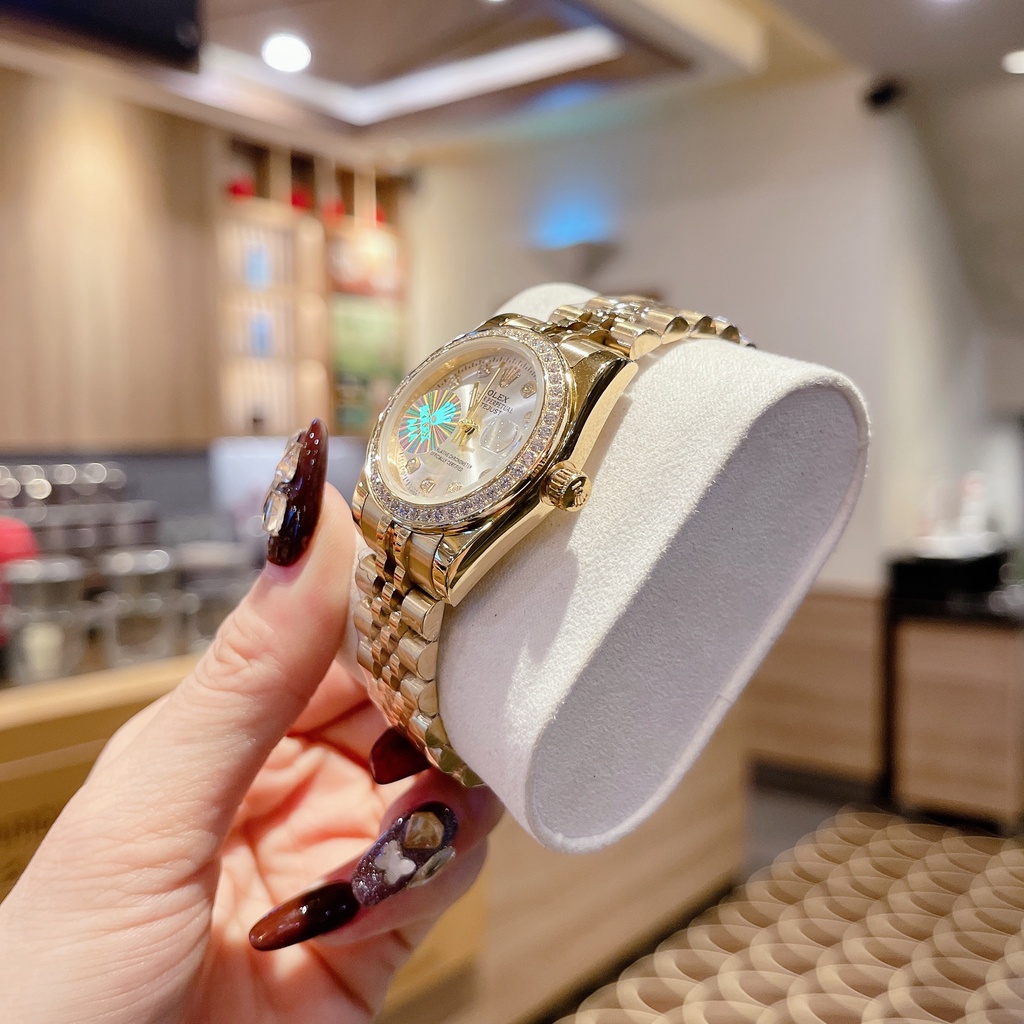 Đồng hồ nữ nhãn hiệu ROLEX mà Ngọc trinh thường sử dụng mặt màu siêu hot 1 thời , cháy hàng đã lâu nay về lại ạ