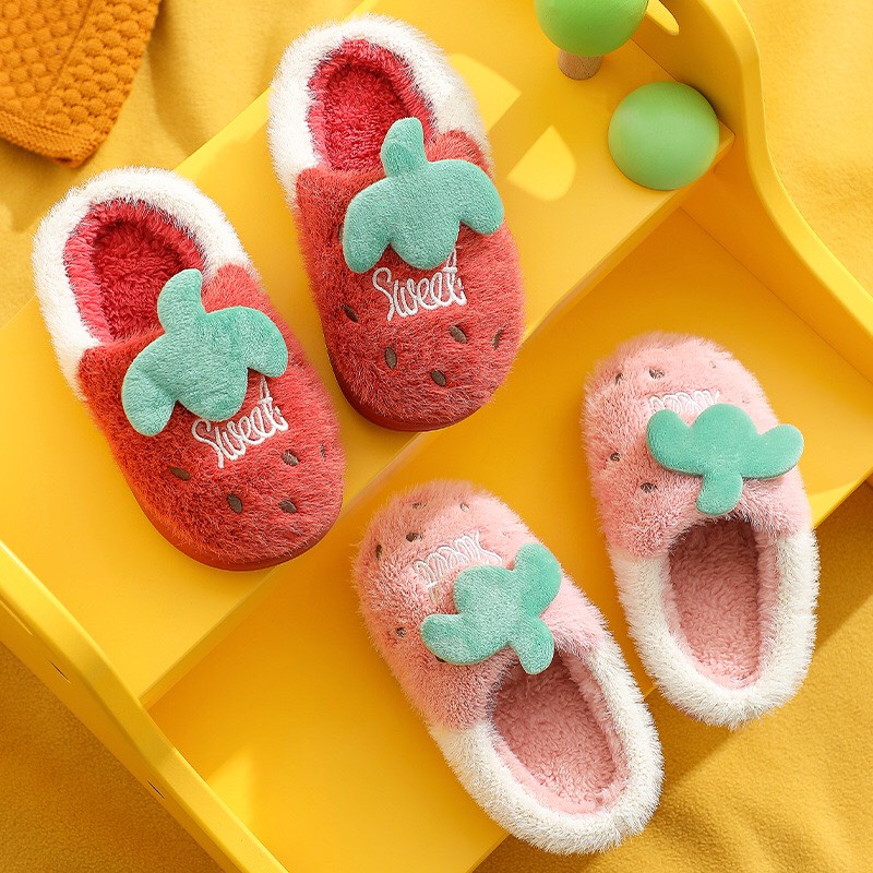 (TH10) Dép Bông Cho Bé, Dép Bông Đi Trong Nhà Trẻ Em Họa Tiết Dâu Xinh Xắn