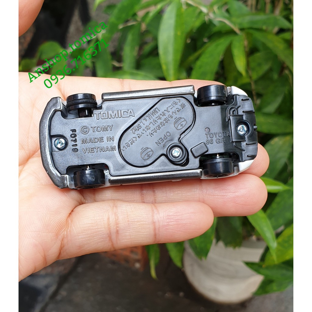 Xe mô hình Toyota màu trắng tomica 4D
