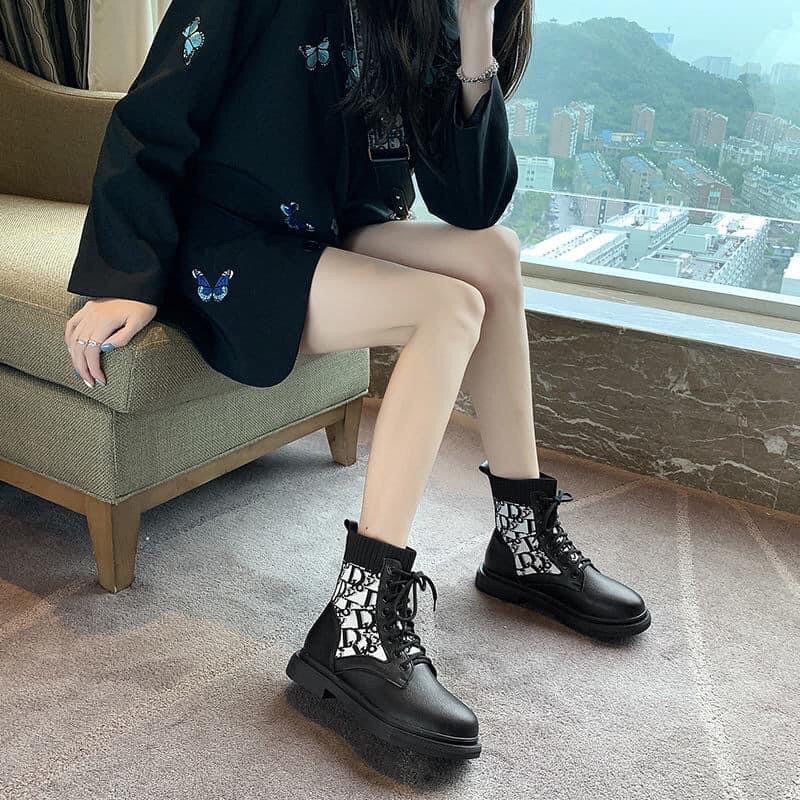 Giày Boot Nữ Da Lộn Phối Chữ Phong Cách Hàn Quốc