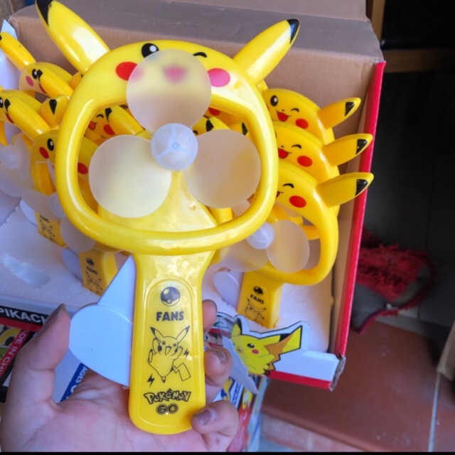 Khay 12 chiếc quạt Bóp tay pikachu siêu đáng yêu