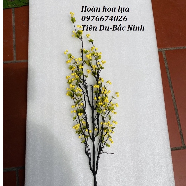 Cành điểm tuyết cao 80cm, quả xốp cắm cùng mộc lan, phù hợp trang trí mọi không gian