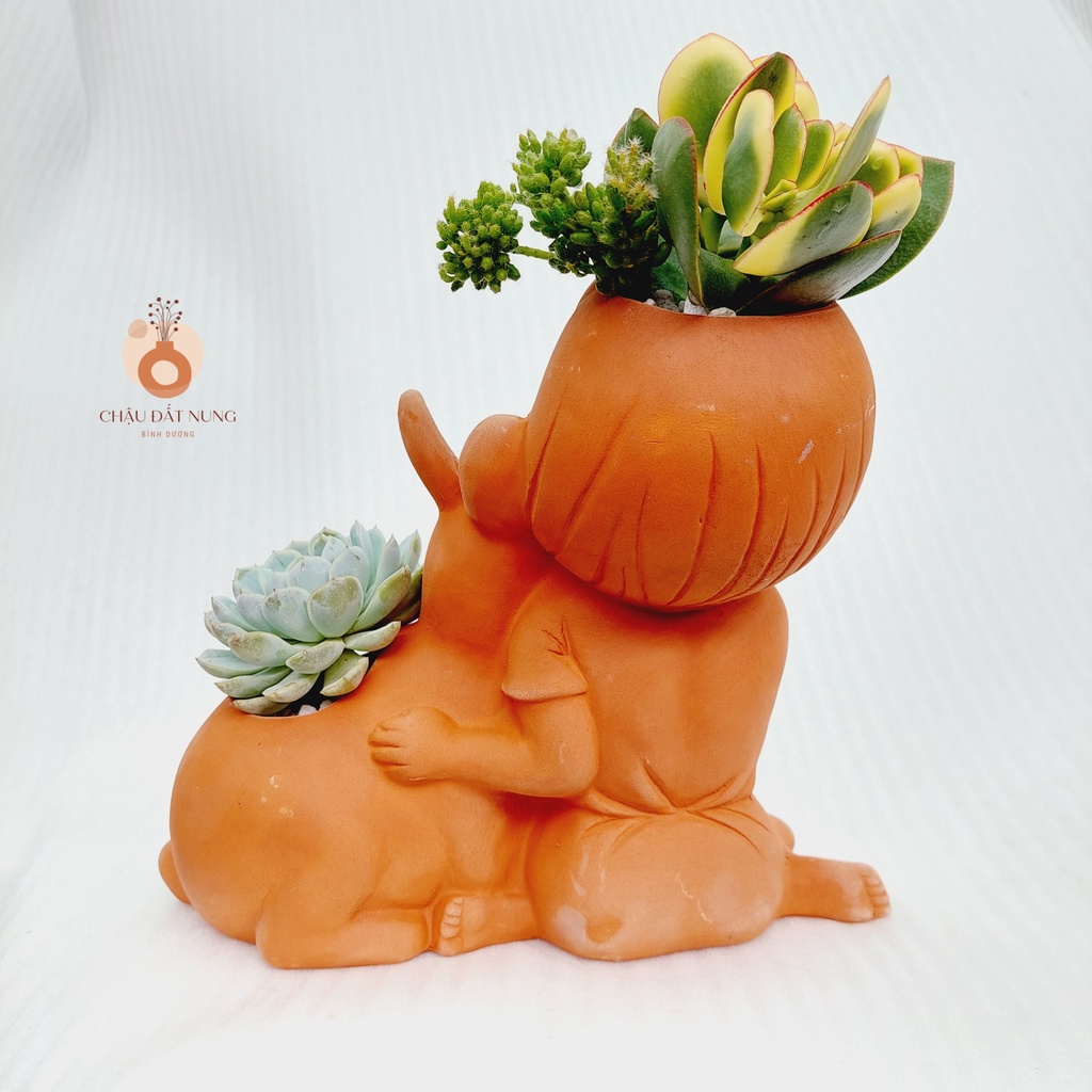 Chậu đất nung, Chậu sen đá - Cô gái Serena và bạn thỏ, miệng chậu 8cm, chiều cao 23cm