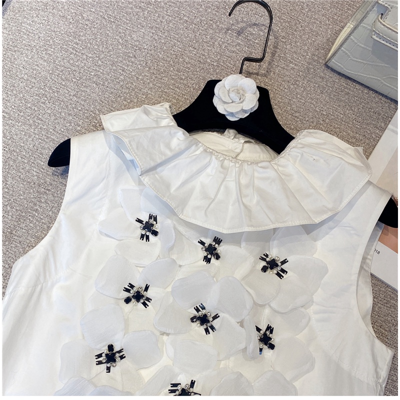 Áo sơ mi trắng cổ viền hoa