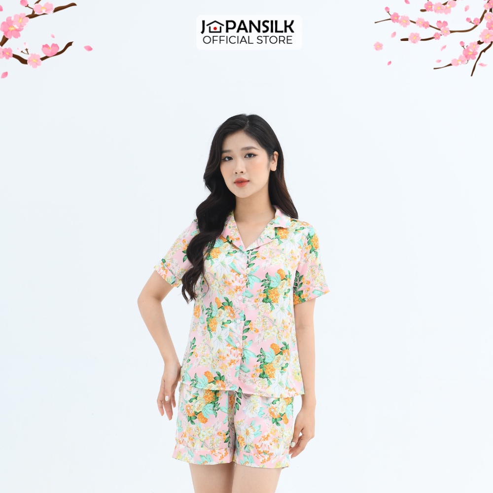 Đồ mặc nhà nữ Pyjama lụa JAPAN SILK, áo cộc quần đùi họa tiết hoa loa kèn trắng nền hồng tươi trẻ nhã nhặn BC059