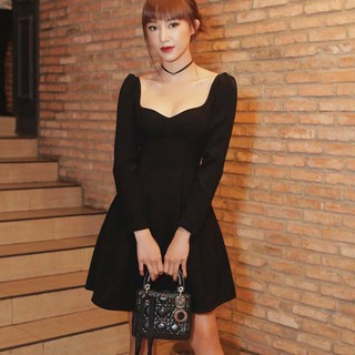 Đầm đen xòe cổ vuông