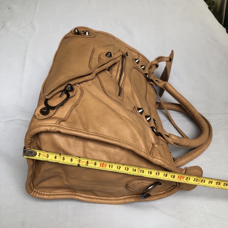 Túi chuẩn si. Túi qua sử dụng. Khách vui lòng xem hình nếu muốn biết thêm thông tin sản phẩm mời khách vô chat. Thanks .