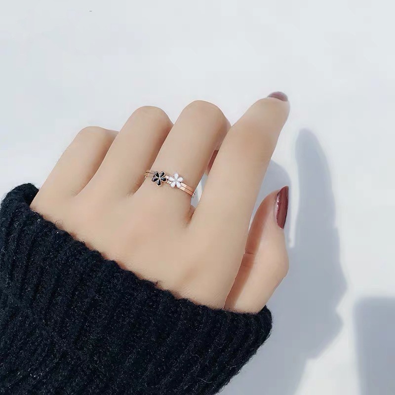 Nhẫn thép titan mạ vàng 18K chống thấm nước chống dị ứng không phai màu hình hoa cúc màu trắng/đen phong cách Hàn Quốc