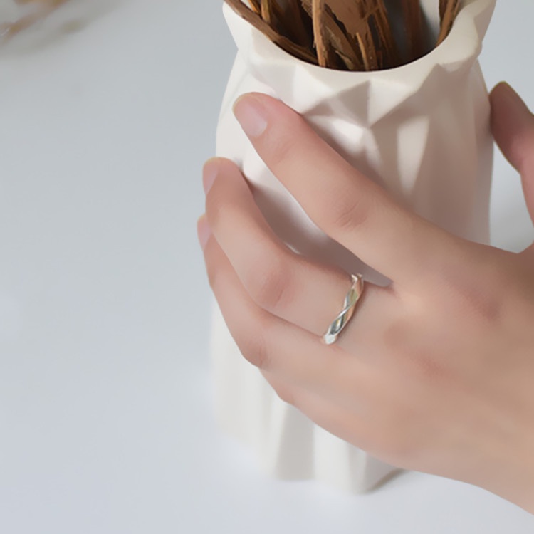 Nhẫn Xoắn Sáng Bóng Thiết Kế Xoắn Thời Trang Cá Tính