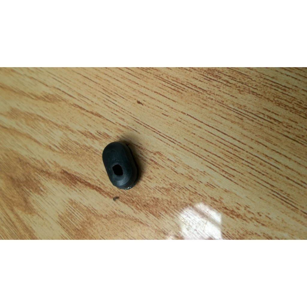 Honda 67-68-72: Nút ruồi cao su dẻo chống vô nước gắn dây ga với ghidong cho xe 67-68-71-72..