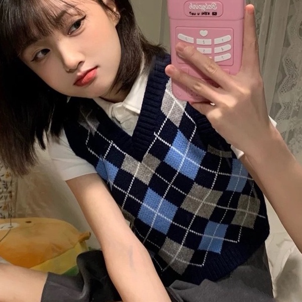 Áo Sweater Dệt Kim Không Tay Cổ Chữ V Họa Tiết Sọc Caro Phong Cách Retro Anh Quốc